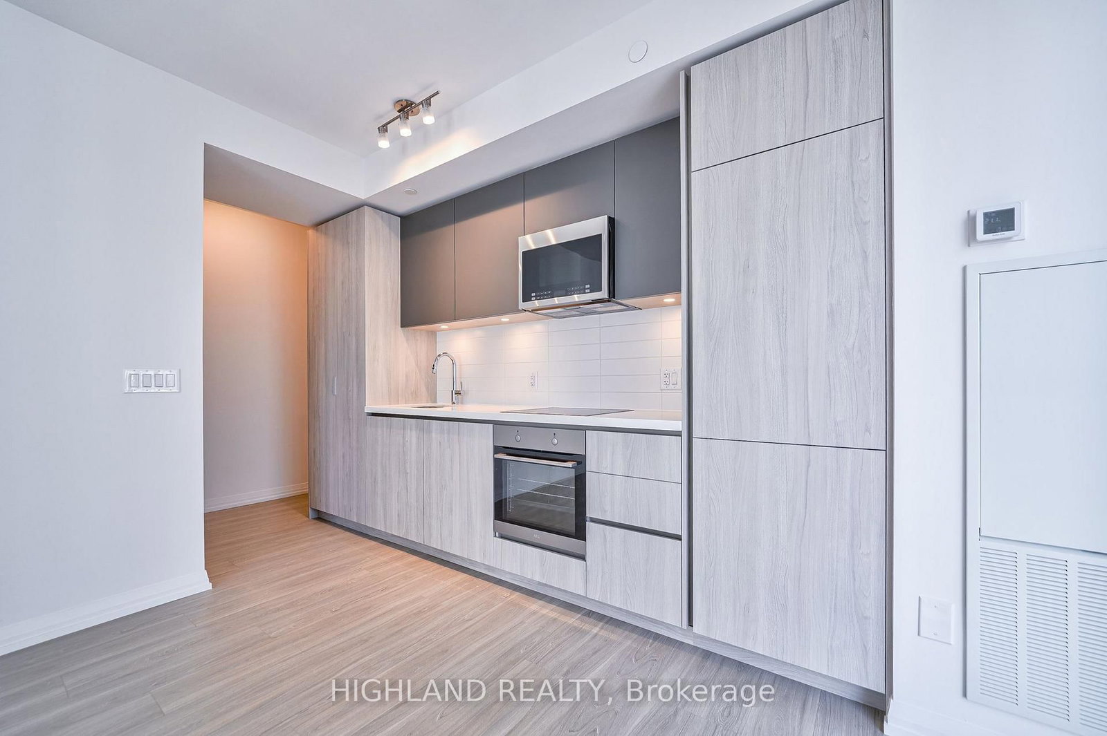 3605-8 Widmer St, Toronto — 5